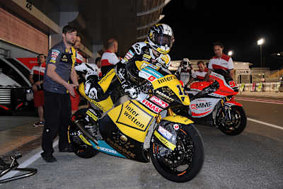 Tom Lüthi in der Boxengasse von Katar