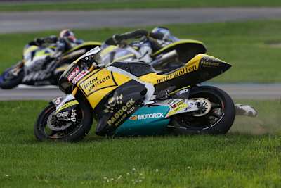 Indy: Tom Lüthi ist mit Josh Herrin kollidiert und stürzt