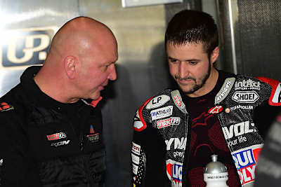 Jürgen Lingg mit Tom Lüthi in der Intact-GP-Box