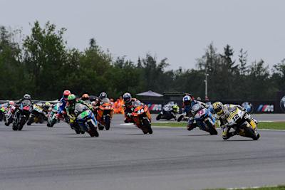 Nach dem Re-Start: Tom Lüthi (12) führt vor Márquez (73) und Oliveira (44)