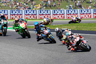 Tom Lüthi im Rennen vor Schrötter und Sieger Márquez