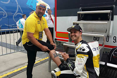 Dieser niederländische Fan ließ sich Tom Lüthis Startnummer tätowieren