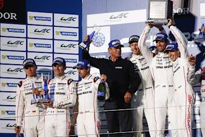 Die glücklichen Doppelsieger aus Fuji: (v. li.) Lieb, Dumas, Jani, Fritz Enzinger (Leiter LMP1) sowie Hartley, Webber und Bernhard