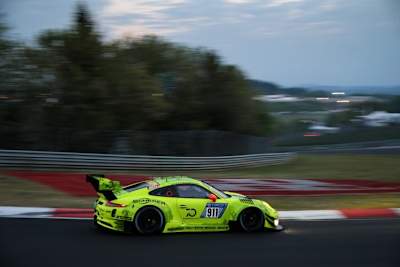Führt das 24h-Rennen am Nürburring an: Der Porsche 911 GT3 R von Manthey
