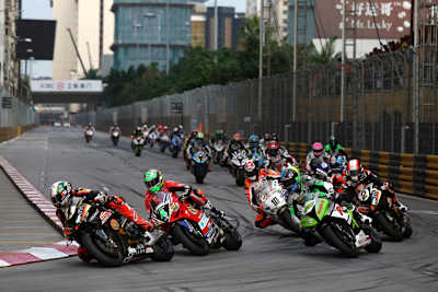 2017: Peter Hickman biegt vor Glenn Irwin und dem Rest des Feldes in die Lisboa-Kurve ein