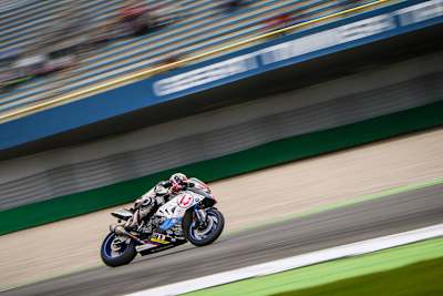 Bastien Mackels holt in Assen einen Pokal