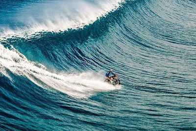 Robbie Maddison reitet mit dem Moto-Cross-Bike in der Welle