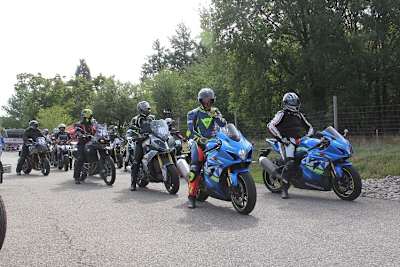 Gleich gehts los: Zwei Gruppen hinter den Instruktoren vor dem Start