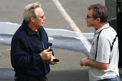 Kevin Magee (rechts) im Gespräch mit Ex-Rennfahrer Warren Willing, der inzwischen verstorben ist