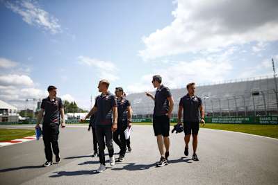 Die GP-Stars sahen sich die Strecke am Donnerstag noch zu Fuss an, heute dürfen sie auf die Piste