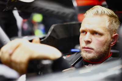 Kevin Magnussen (ganz rechts) entgeht dem Durcheinander in der zweiten Kurve