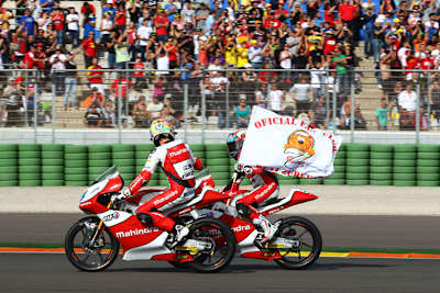 Nach dem Valencia-GP: Oliveira (vorne) und Vazquez auf der Auslaufrunde