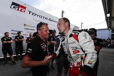 Teamchef Tommi Mäkinen (li.) und Jari-Matti Latvala