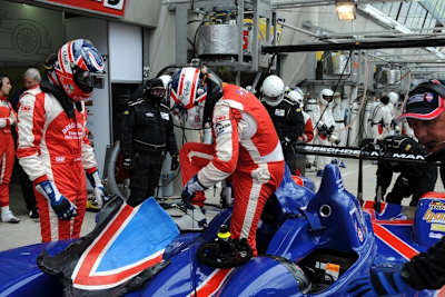 Nigel Mansell albert mit Nico Hülkenberg, Sergio Pérez und einigen mexikanischen Catcher-Masken herum