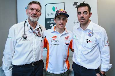 MotoGP-Weltmeister Marc Marquez mit Medical Director Dr. Angel Charte (links) und Clinica-Mobile-Arzt Dr. Michele Zasa (rechts) 