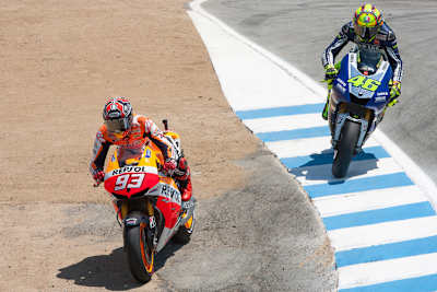 Laguna Seca 2013: Márquez (93) trickst Rossi in der Corkscrew aus, neben der Piste!