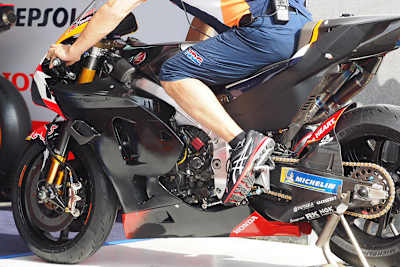 In der Box von Márquez: Die 2019-Honda wird starklar gemacht