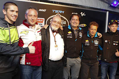 Scott Redding, Michael Bartholemy und Marc van der Straaten kooperieren mit Emilio Alzamora (2. v. rechts)