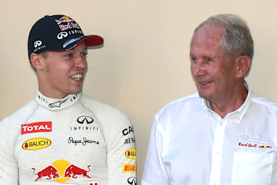 Daniil Kvyat mit Helmut Marko 2015