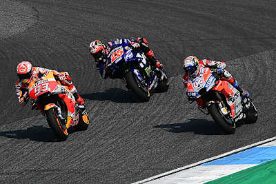Letzte Kurve: Marc Marquez (93) gegen Maverick Vinales (25) und Andrea Dovizioso
