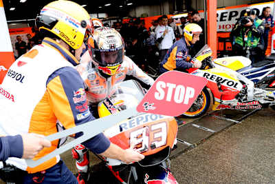 Marc Márquez beim Bikewechsel