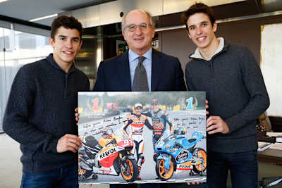 Antonio Brufau, Vorstandsvorsitzender von Sponsor Repsol, mit Marc und Alex Márquez