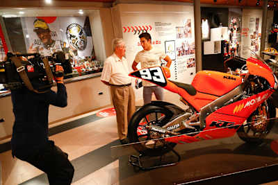 Großvater Ramon und Marc Márquez bei den Dreharbeiten zur Rookie-Doku