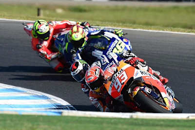 Honda-Pilot Marc Márquez vor Rossi auf der Yamaha und Iannones roter Rakete