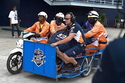 Das verschrottete Bike wird an die Boxen gebracht