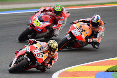 Valencia-GP: Marc Márquez zu Beginn des Rennens mit Crutchlow und Pedrosa