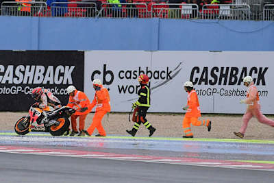 Sturz in Turn 8: Marc Márquez im nassen Warm-up