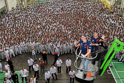 Marc Márquez und Dani Pedrosa mit den Mitarbeitern von Astra Honda