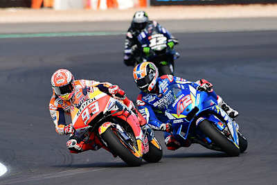 Marc Márquez musste sich im Finish Alex Rins beugen, dahinter folgt Viñales auf Platz 3 