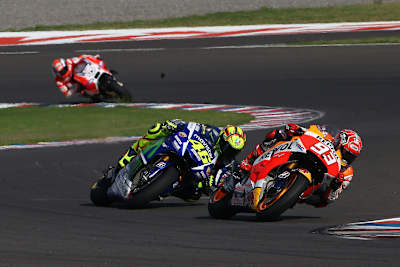 Argentinien: Rossi holte mit dem extra-harten Hinterreifen rasant zu Márquez auf