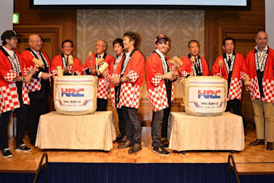 Marc Márquez (Mitte rechts) trommelt für Honda