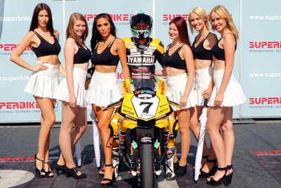 IDM-Superbike-Champion Marvin Fritz und die IDM-Gridgirls