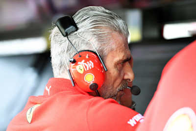 Ferrari-Teamchef Maurizio Arrivabene stellt sich vor Sebastian Vettel und seine Mannschaft