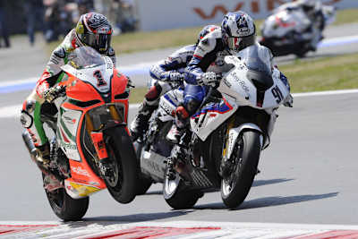 Eine heiße Szene 2011: Max Biaggi (1) gegen Leon Haslam (91)