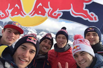 Weilten als Red Bull-Gäste an der Streif (v.l.) Max Verstappen, Marc Marquez, Daniel Ricciardo, Daniil Kvyat, Dani Pedrosa und Carlos Sainz