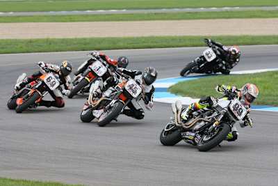 Rahmenrennen in Indy 2014: Jeremy McWilliams (99) führt mit der Harley-Davidsoin XR1200