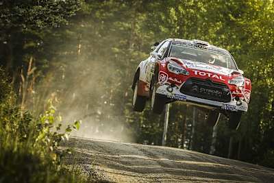 Kris Meeke führt in Finnland souverän