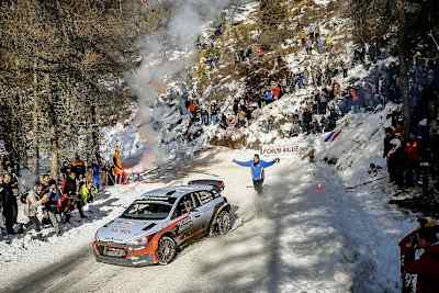 Kris Meeke übernahm wieder die Spitze