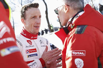 Kris Meeke (Mi.) im Gespräch mit dem PSA-Präsidenten Carlos Tavares