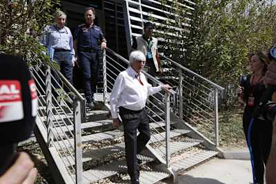 Die Sitzung ist zu Ende: Bernie Ecclestone vor Jean Todt und Christian Horner