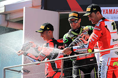 Podest nach Lauf 2: Sieger Melandri (li.) mit Rea und Fores