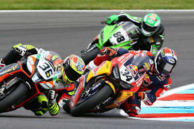 Davide Giugliano (34) im Kampf mit Leandro Mercado