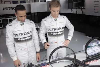 Lewis Hamilton und Nico Rosberg machen sich Gedanken über die Ideallinie