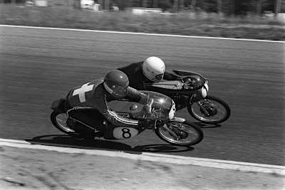 Classic-Titelseite des Metzeler-Kalenders: Rennsport war immer schon packend, emotional, mitreissend