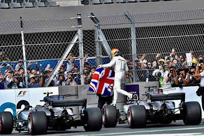 Auch Mercedes packte 2017 aufs Auto, was es an Flügeln nur so gab