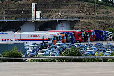 Die MotoGP-Trucks warten in Reih und Glied auf den Einlass